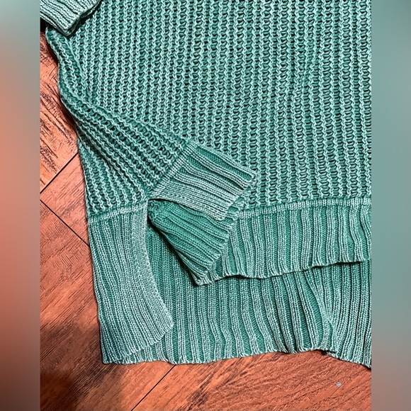 Style&co knit sweater v neck
Fitted long sleeve side slits 100% cotton size Med - Picture 2 of 7